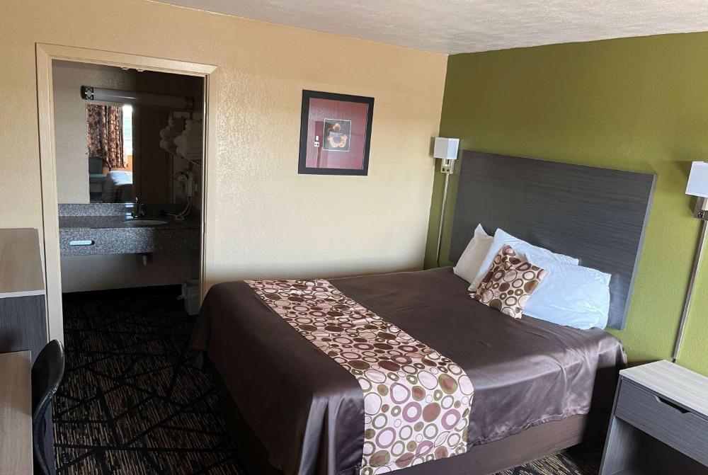 Queen Room - Non-Smoking interior